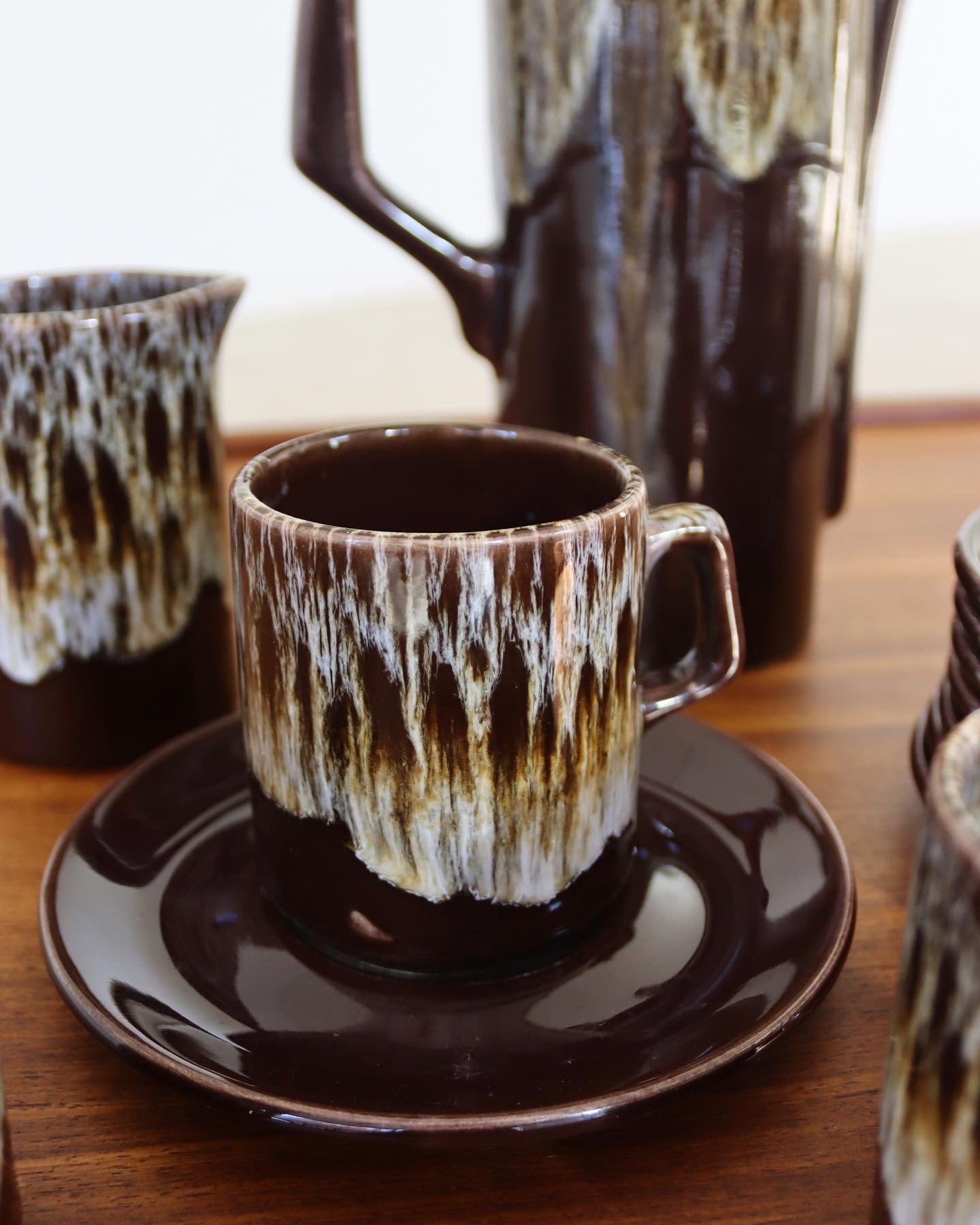 Set hot of 4 Vintage Tall Hourglass Brown Pottery Drip Glaze Coffee Mug Cup