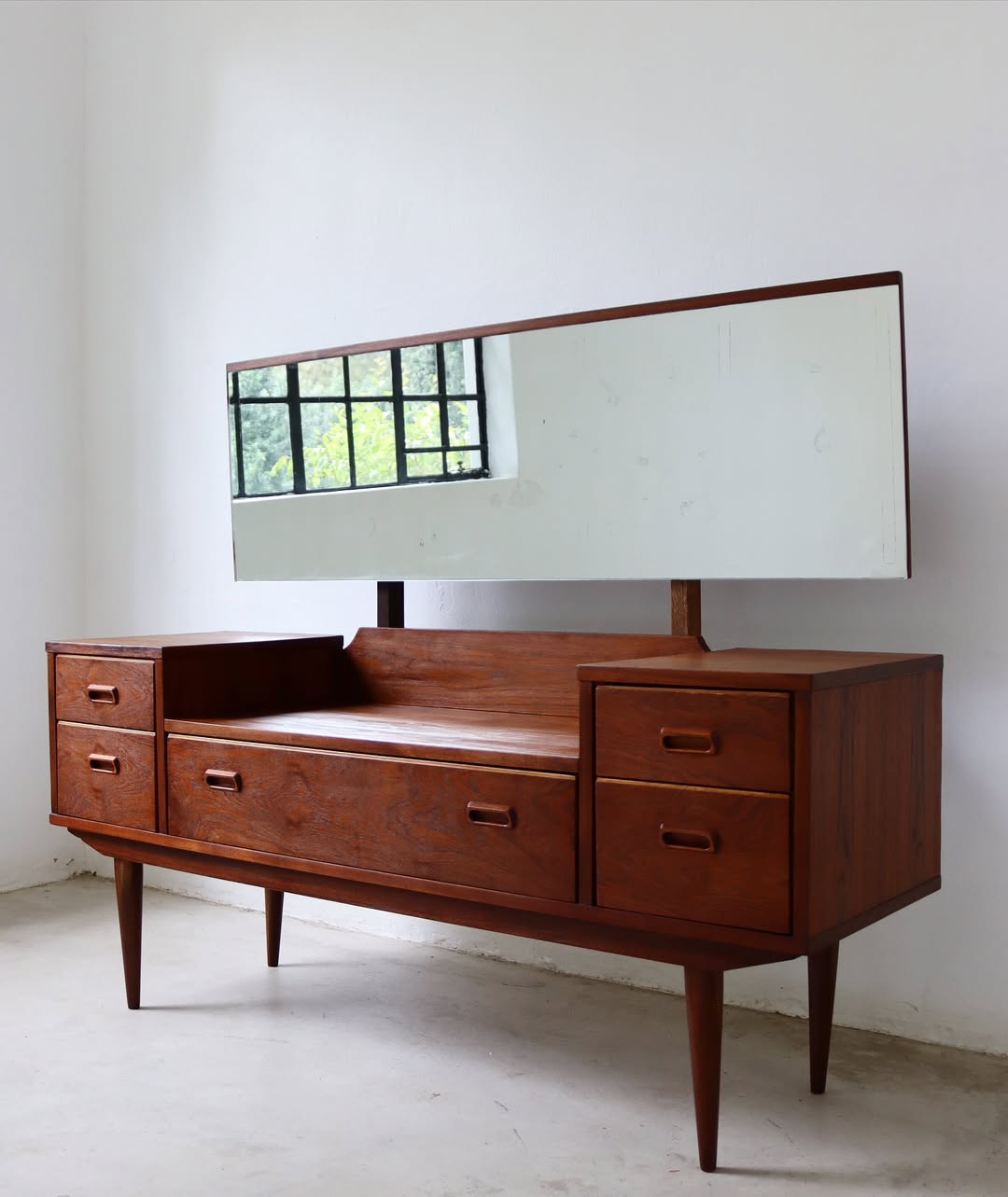 Frystark Dressing Table