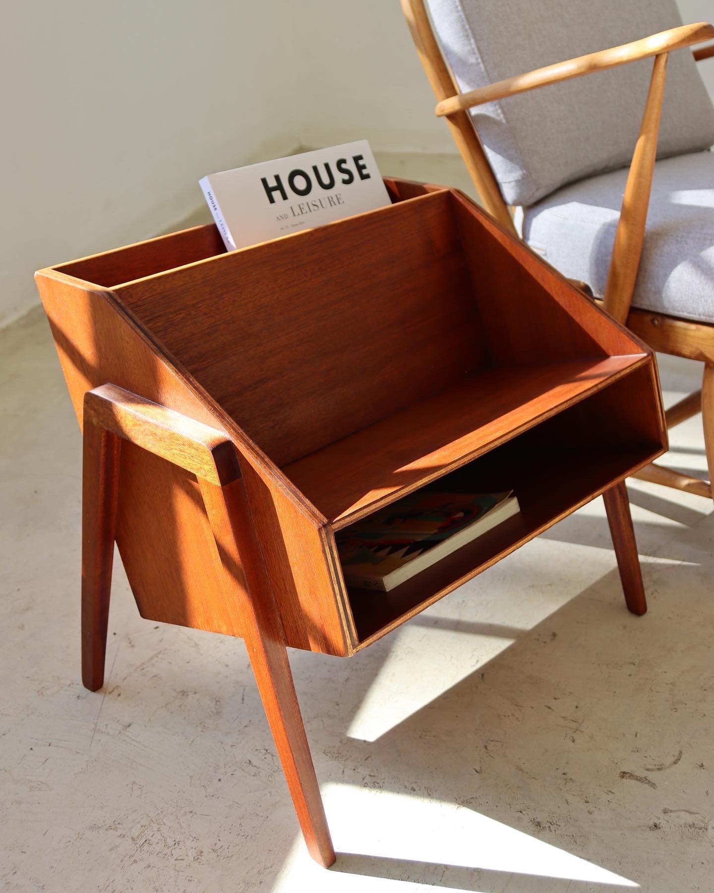 Retro Magazine Rack – Amphora Studio