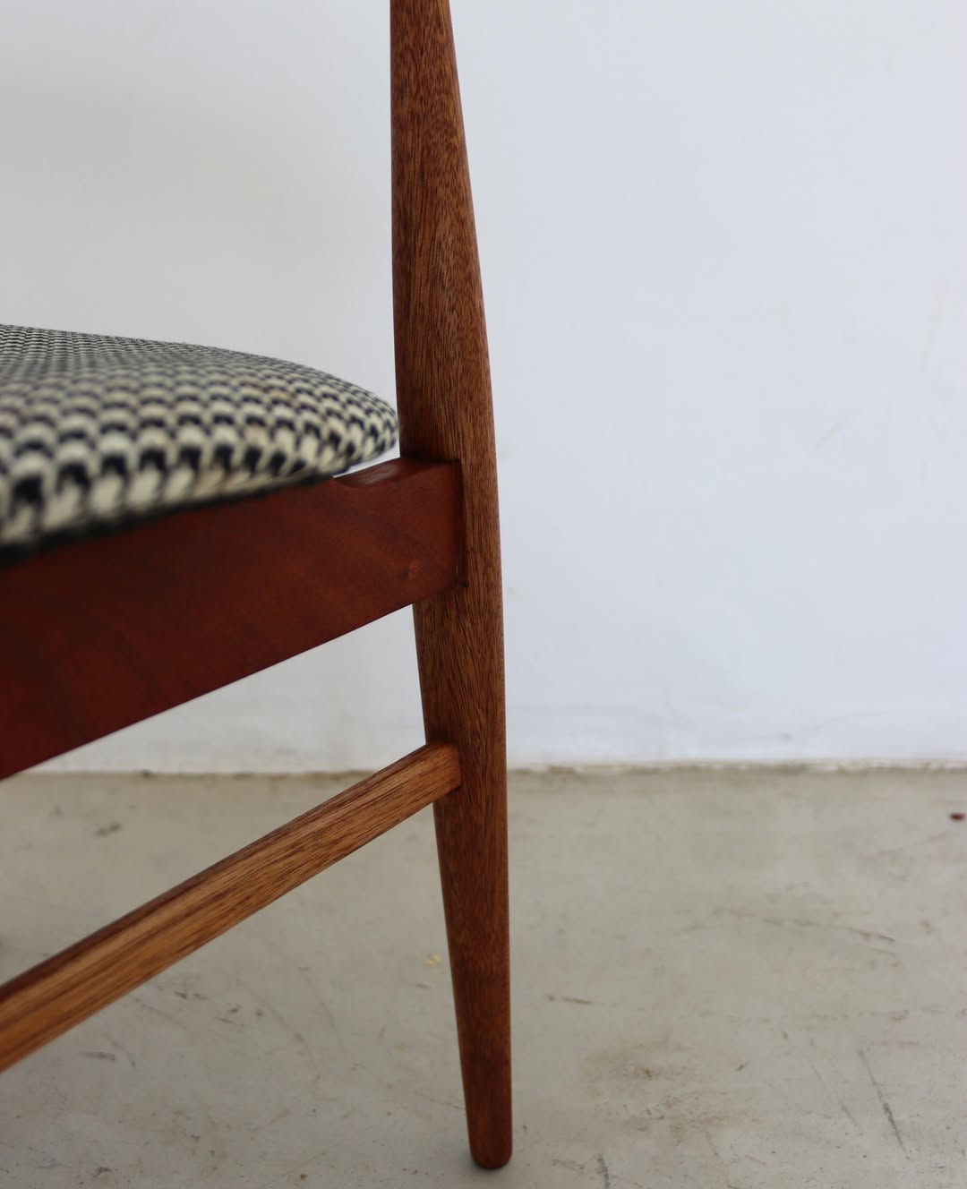 Mid-Century Dresser Chair
